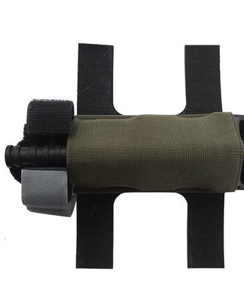 Belt-mounted elastic tourniquet holder securely holds a medical tourniquet for quick and easy access during emergencies.